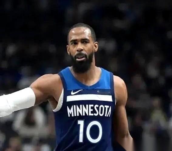 我跟你讲，NBA这帮玩儿合同的，脑子比咱们电脑转得都快。森林狼前脚把老康利送走