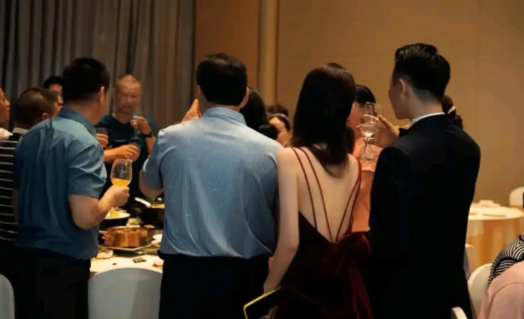 婚礼不请婚庆公司，省下两万小俩口留下旅游自用！这俩孩子真务实！前天晚上