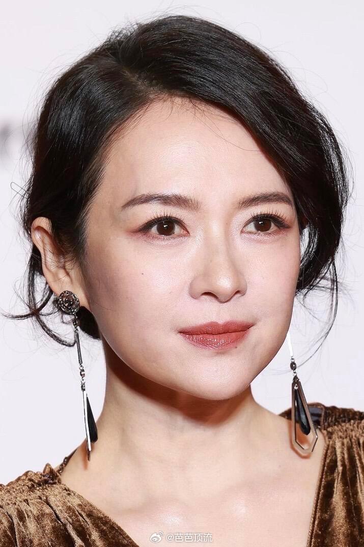 #章子怡卢米埃尔电影节生图#生图都能拍出这个质感，真的服了，那种岁月沉淀出来的美太高级了，站在那儿就