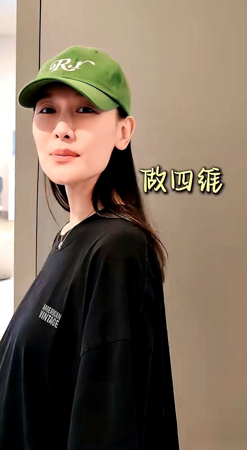 任重陪着快到孕晚期的孙骁骁去医院产检，盯着刚出来的四维照片直看。头胎女儿长相随了爸爸，孙骁骁这回咬定