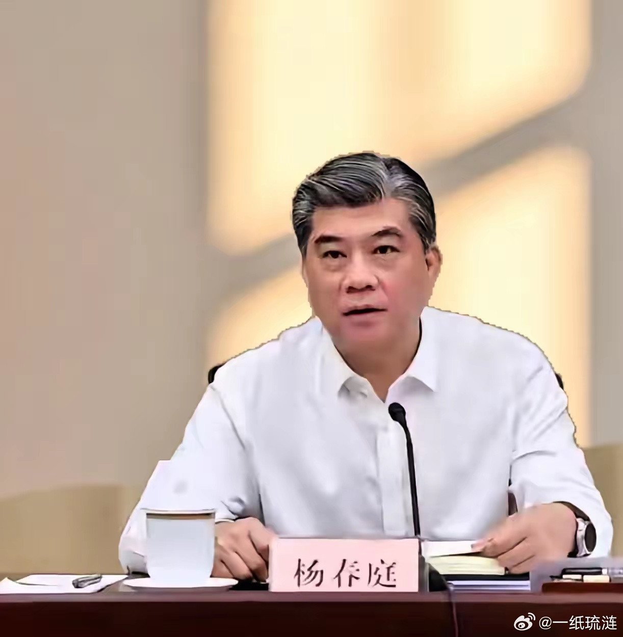 杨春庭被查的消息一出官圈里炸开了。谁懂啊！前几天还大谈拒腐防变，人后践踏规矩底线