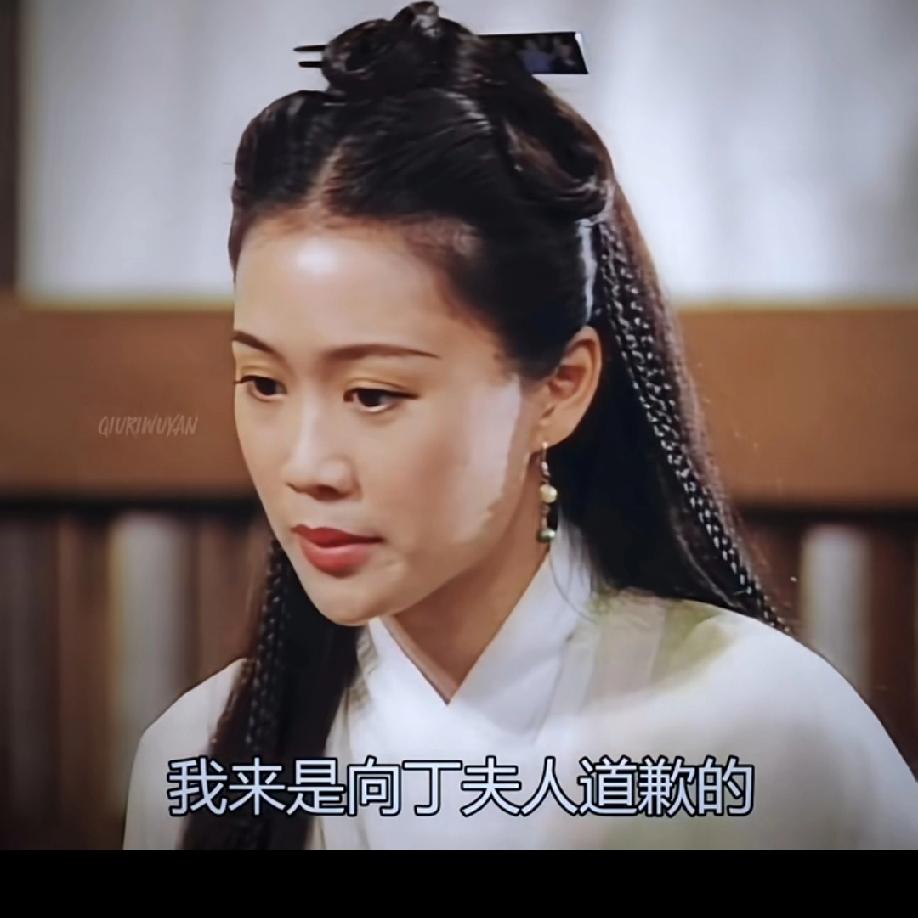 每次重温《圆月弯刀》，都忍不住心疼梁小冰饰演的青青——她明明是受伤害最深的人，却
