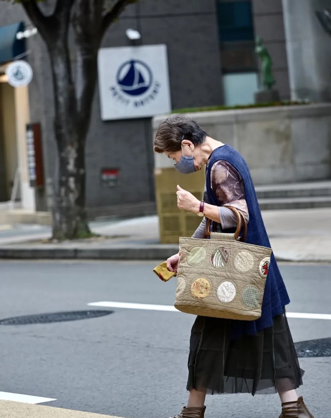 看看日本老人出门有多精致她们很少佝偻着腰她们很少成群结队她们也不健身，不