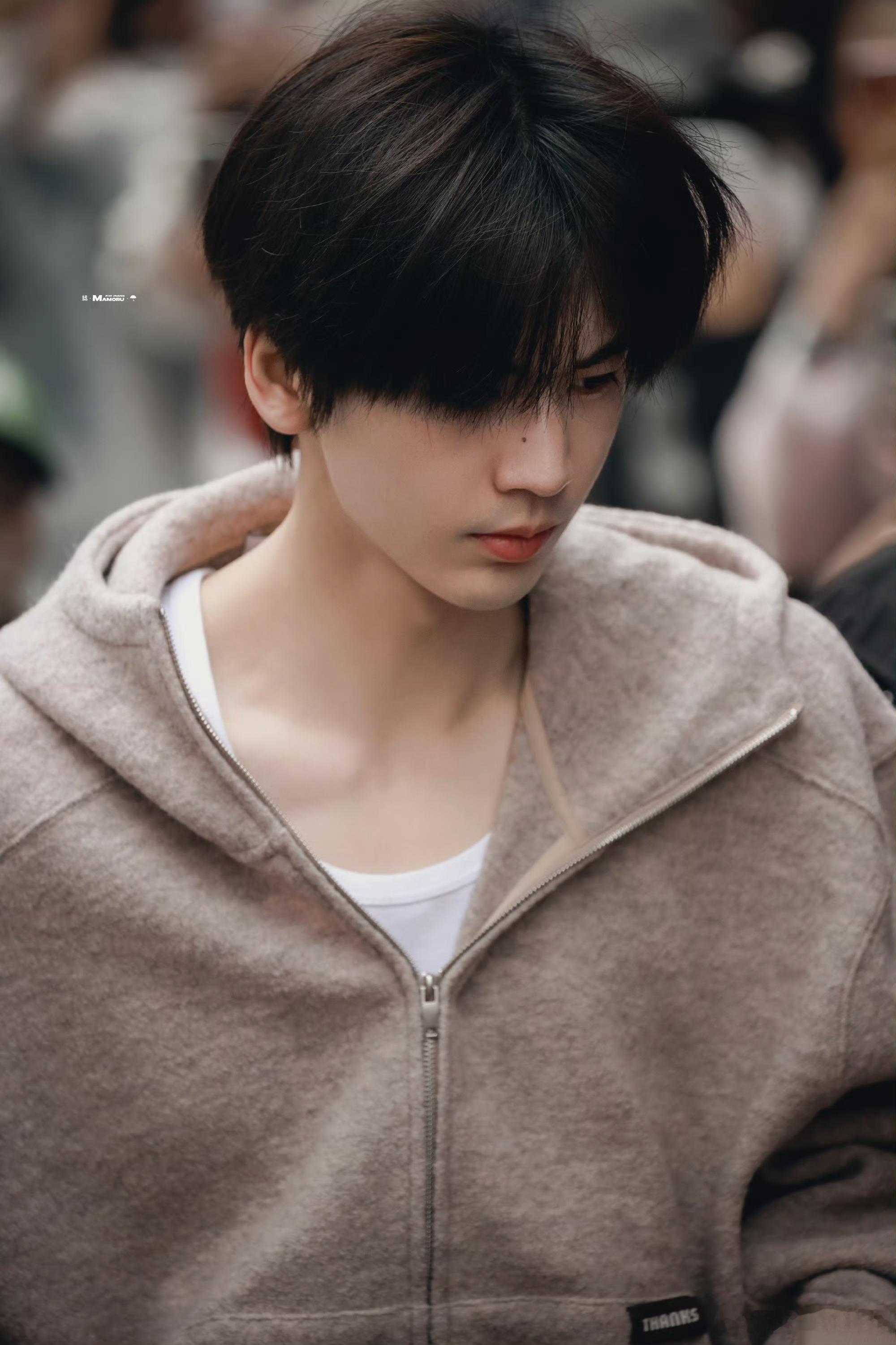 张凌赫:哥的素颜也权威，懂？张凌赫今天素颜好性感