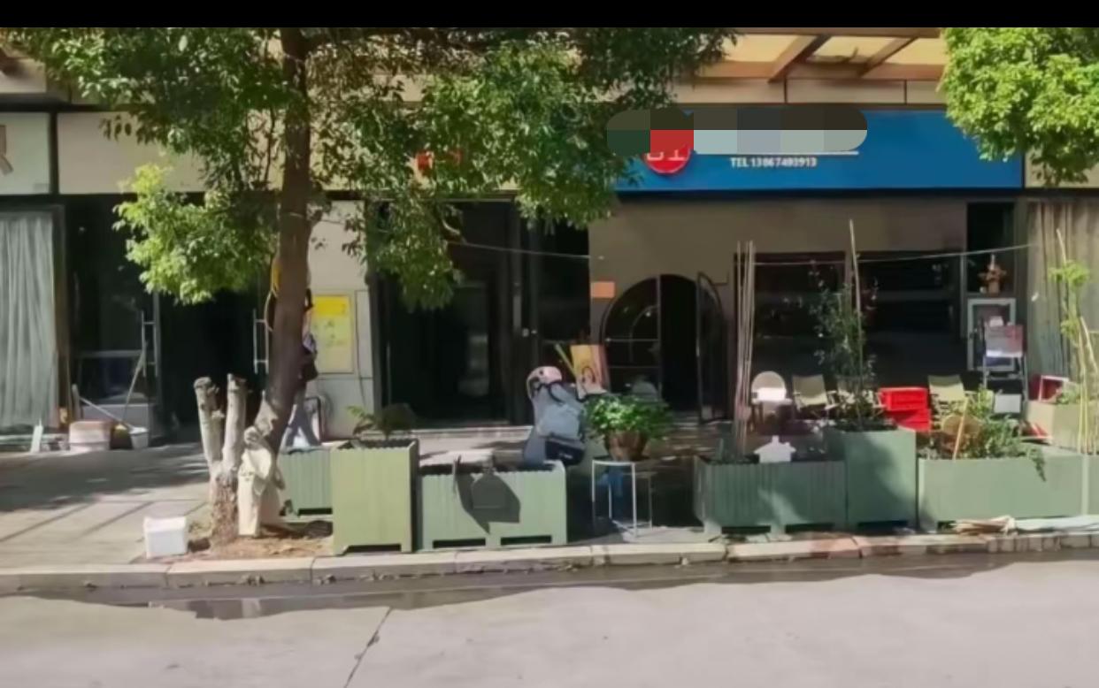 近日浙江绍兴，一女子发视频称，自己店门口摆放的花盆，被三楼的一家商户给破坏了！