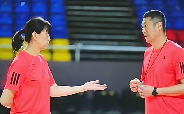 法国女排主教练埃尔南德斯，中法女排之战前下“挑战书”！日前，法国女排主教练埃尔南