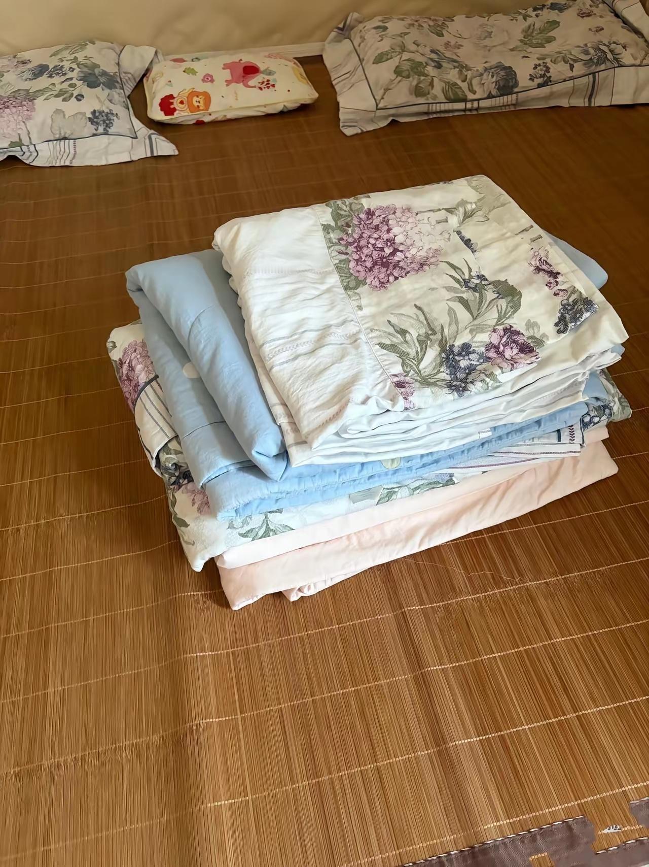 昨天在亲戚家留宿一晚，亲戚待人看着十分热情，给我拿干净被褥，还打开空调，方方面面