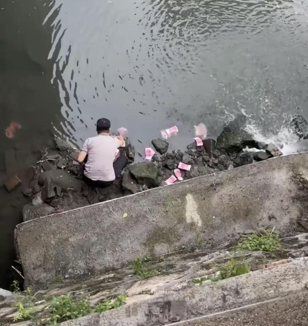 天底下还有这大好事！深圳一男子发现河里大量百元大钞，由于太多，男子还得用塑料袋装