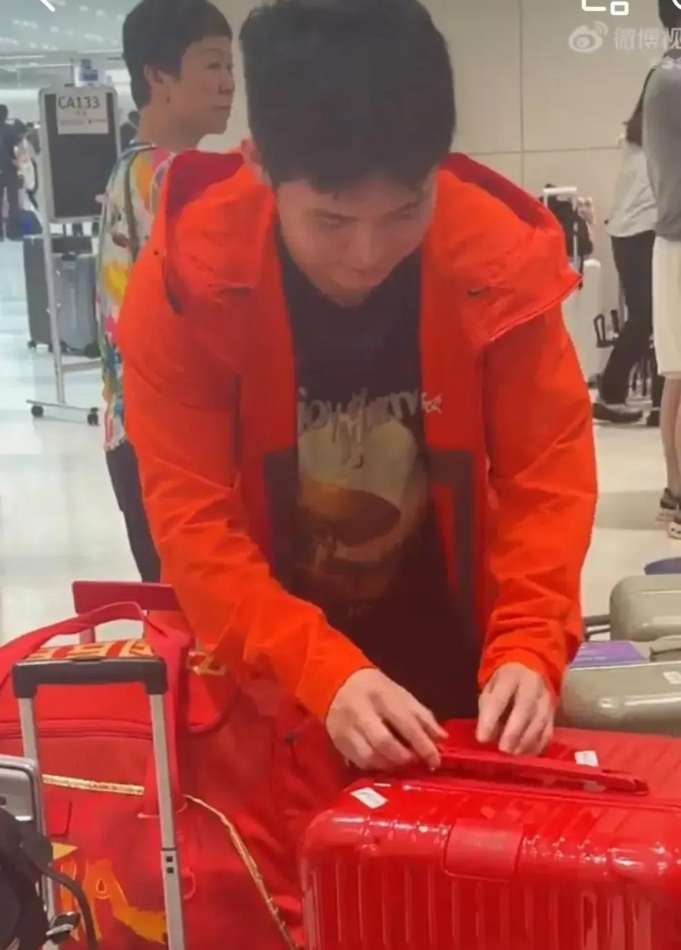 是不是林诗栋这冷先赢一场后输球淘汰是冥冥之中注定的？！林诗栋穿着
