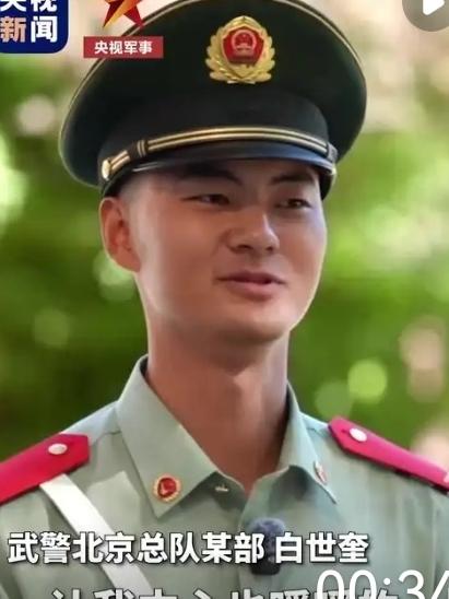 天安门广场那只蹭哨兵裤脚的小猫，当初可是刷遍了全网。央视军事后来找到了当时执勤的