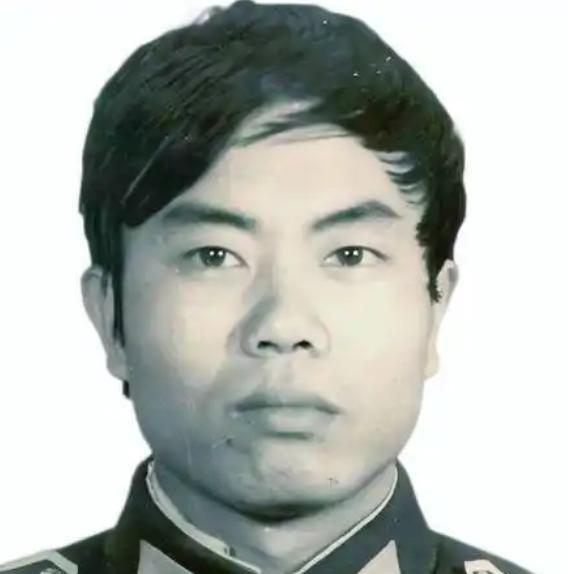 1987年，一缉毒民警，以回族老板身份打入毒贩内部，吃饭时，毒贩突然夹起一块猪肉