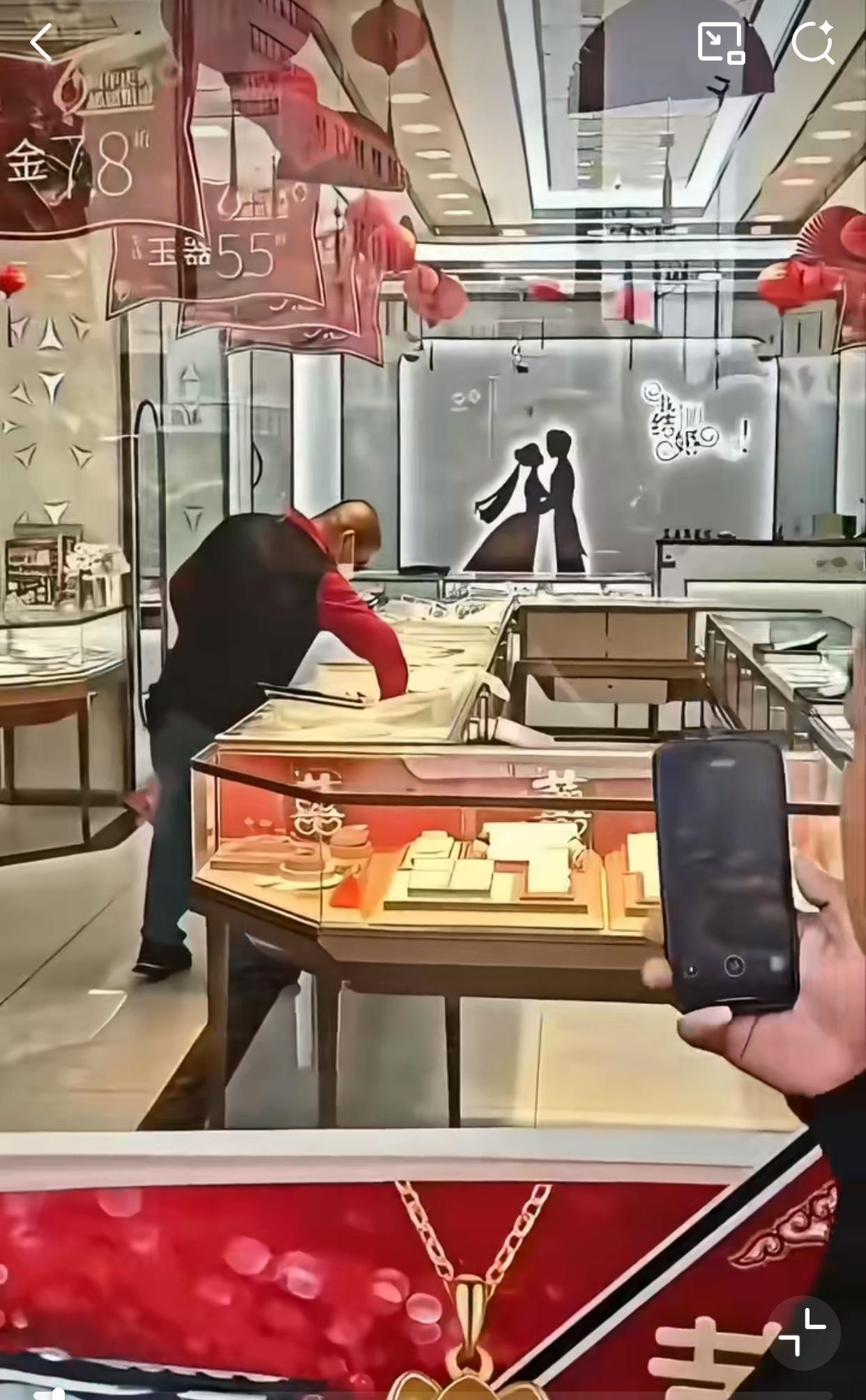 10月26日上海周浦，一男子持铁锤打砸金店，当场被抓，事后被刑拘！重点是围观