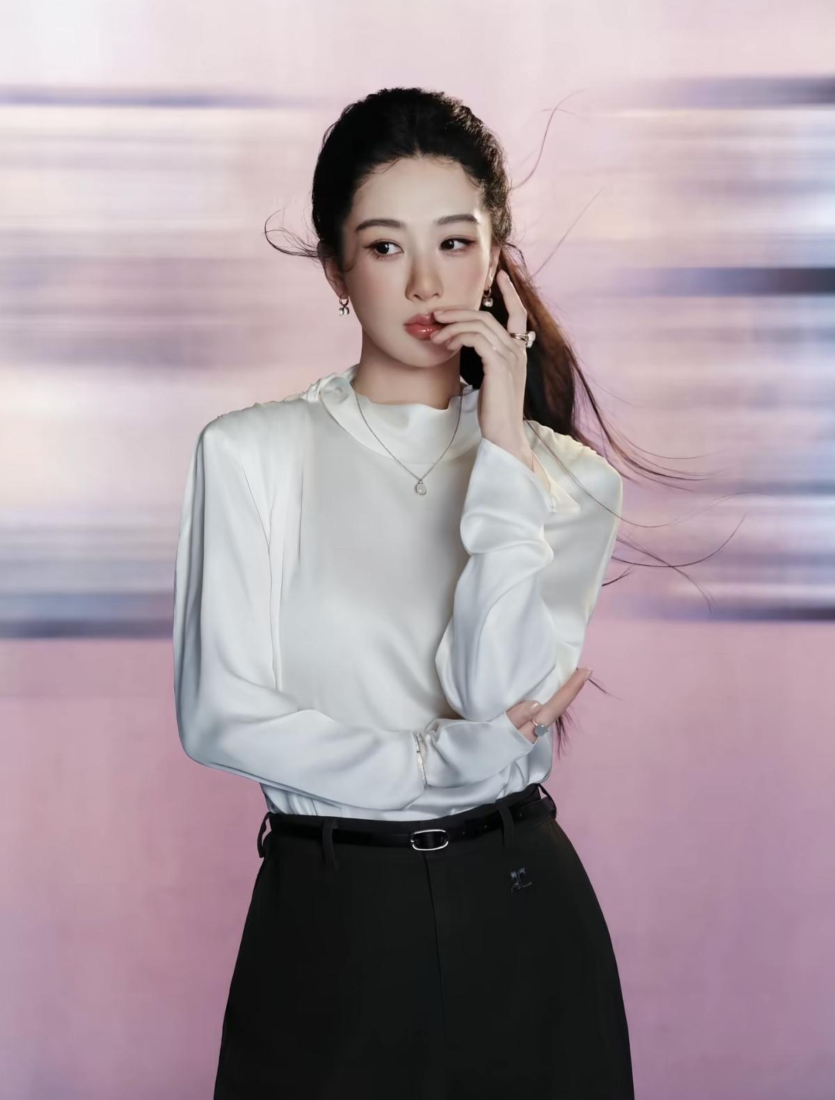简约才是高级感，杨紫这套干练造型利落又耐看[比心]娱乐明星