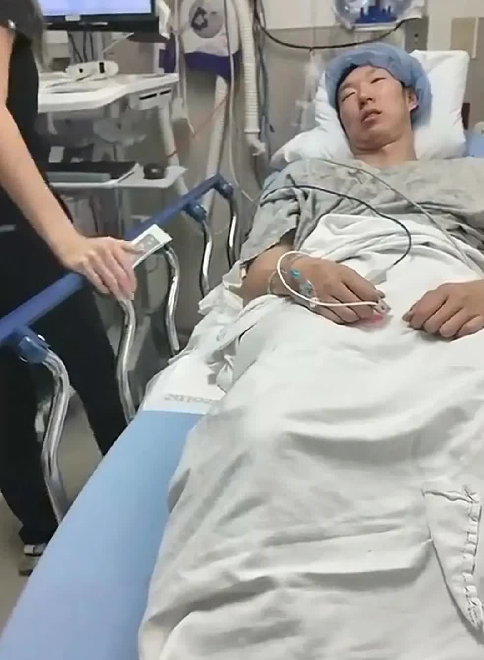 说周琦诈伤的看过来，你看周琦是真有病，都去美国医院做手术了。都是职业运动员，不要