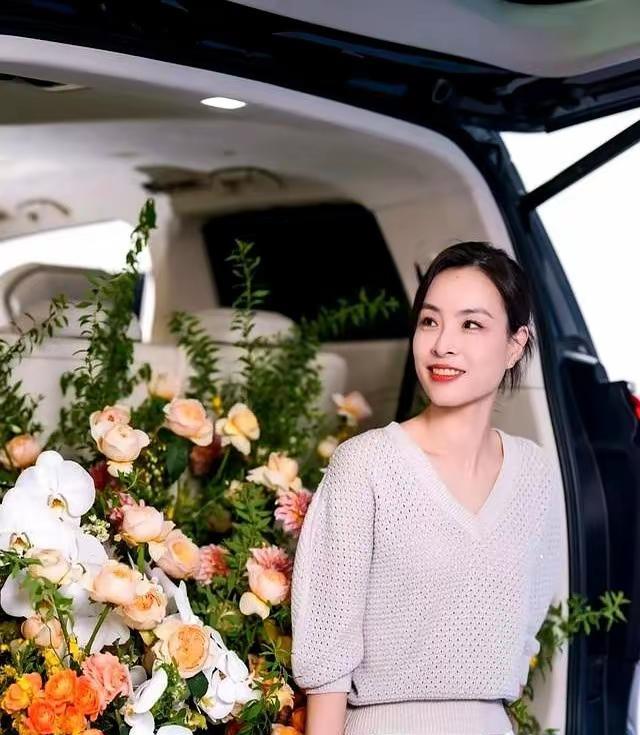 惊了！40岁吴敏霞穿爱马仕套裙艳压红毯，盘发造型被夸“人间富贵花”[玫瑰][比心]