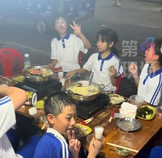 5月15日，广东深圳。孔先生下班聚餐时，偶遇邻桌一群过生日的四年级学生。孩子们盯