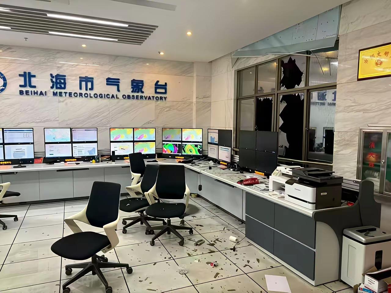 在湛江地区登陆，狂风暴雨来得猛，吹倒了树木、厂房、路灯电线等设施，可以说是对粤西