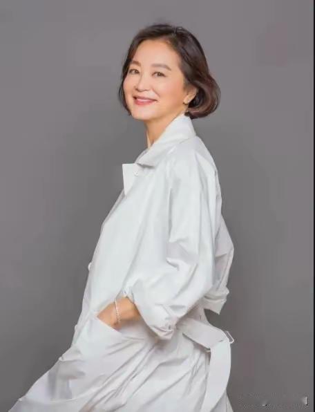 “天仙“下凡了。近日，林青霞发文称，在她的香港豪宅里发现了蟑螂。她吐槽:“我真