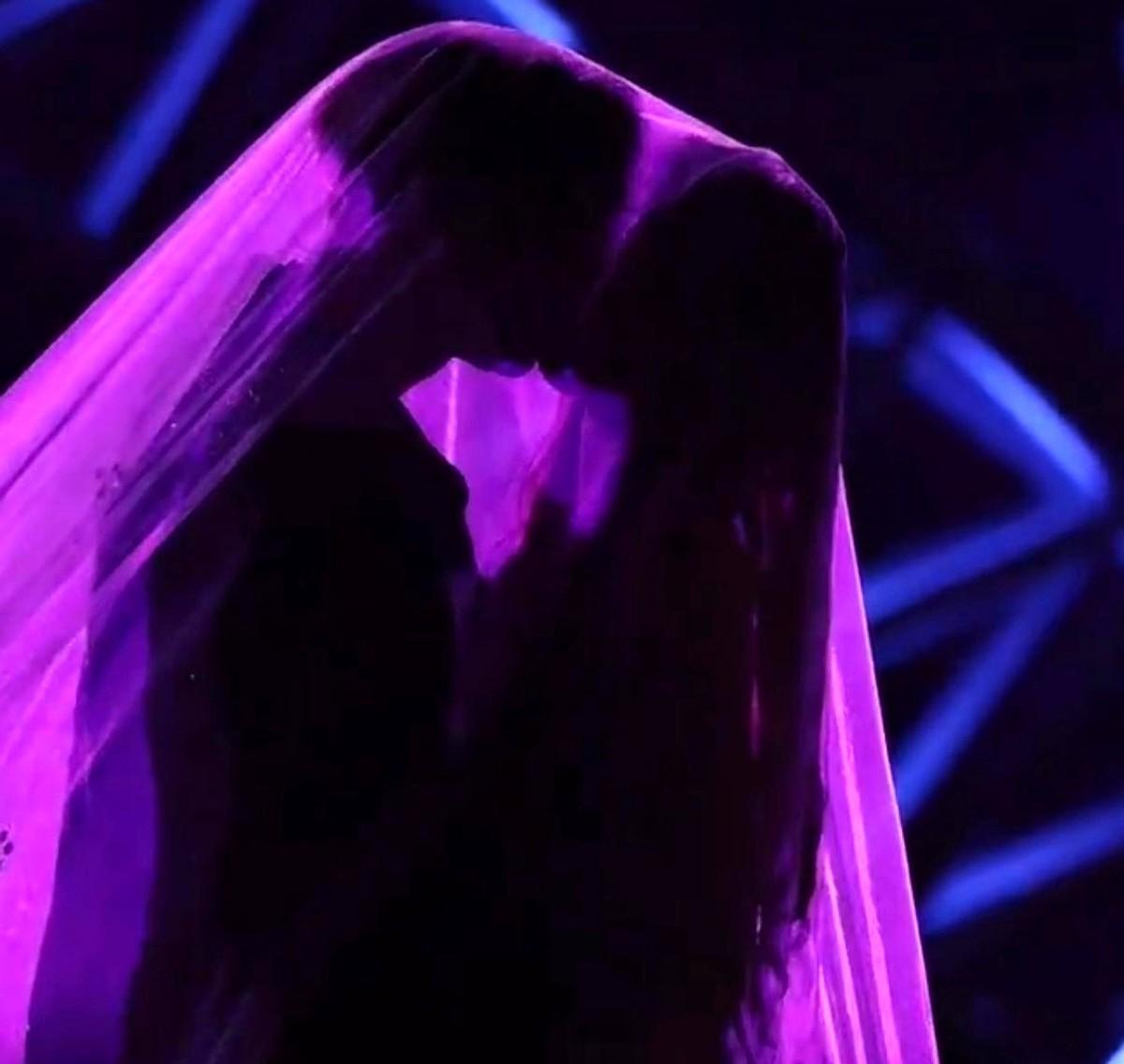 跨年晚会被明星情侣当众亲亲，怎么就有人觉得不合适了？2025年12月31号这