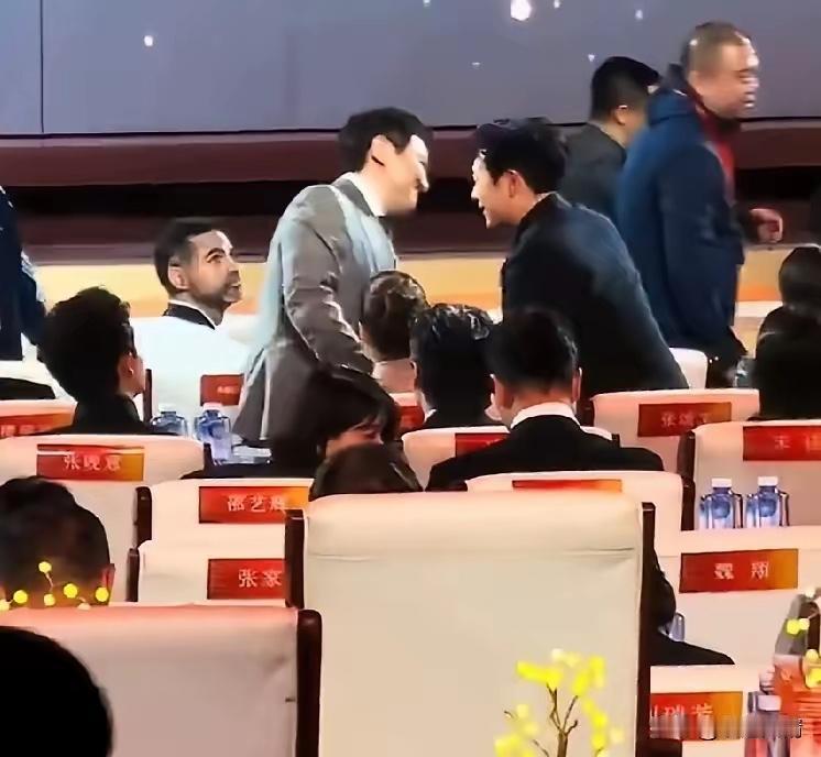 北京国际电影节内场，沈腾从张颂文面前经过，张颂文站起来和沈腾打招呼，还主动拥抱沈