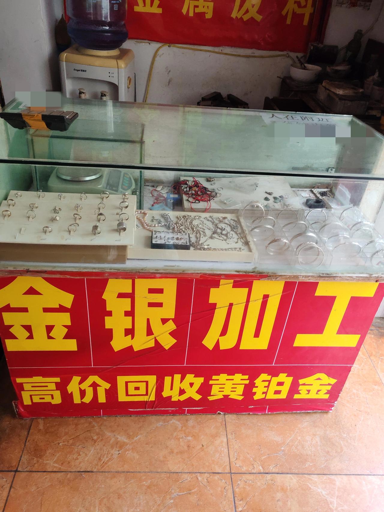 他说幸亏听了父母的话10月31日,今天碰到了做金银首饰加工的小崔哥,他说幸亏听