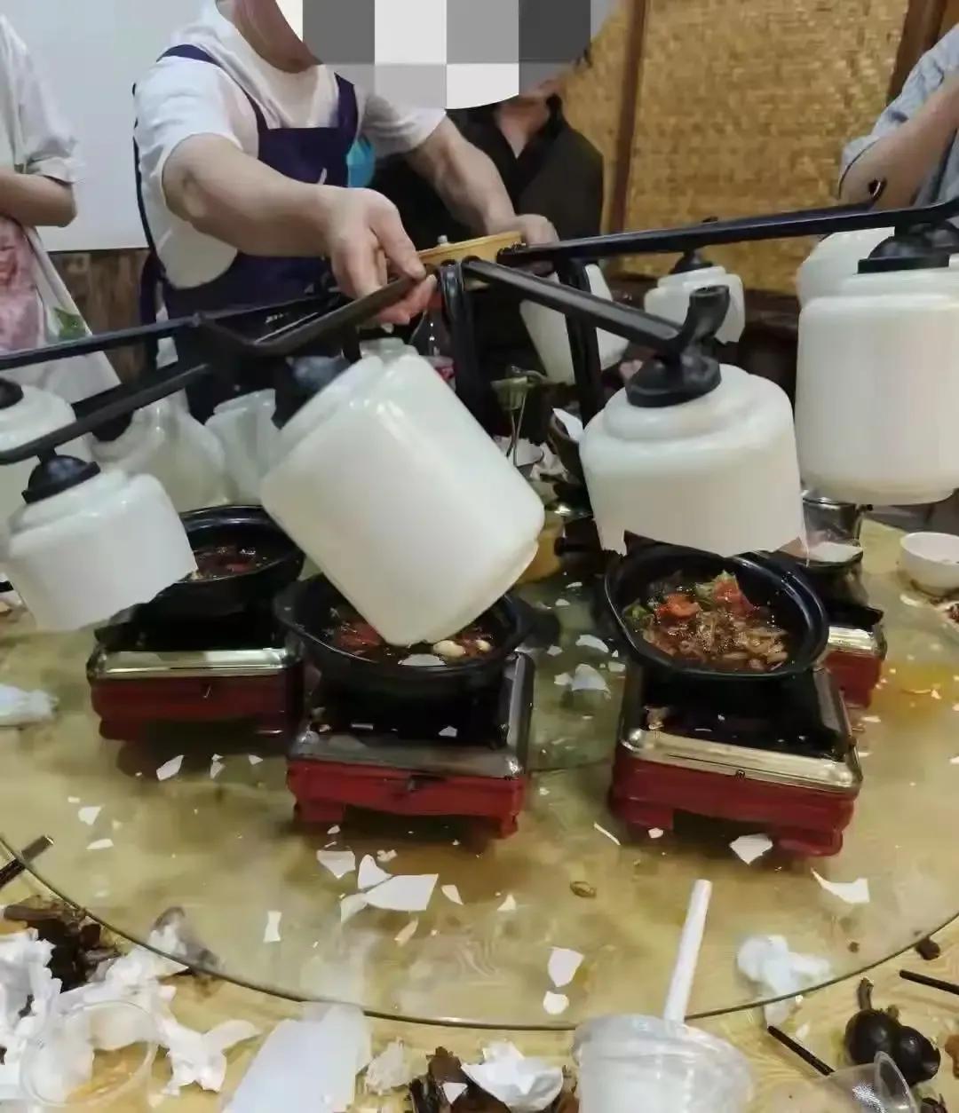 “安徽一饭店吊灯砸桌，菜全毁，老板却坚持收钱只减130，还反手要报警——这波操作