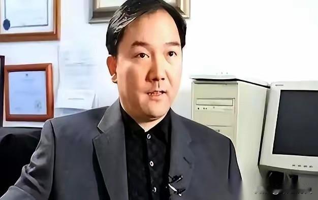 两亿多美金，现金，一捆捆码在豪宅里，最后得用大卡车才能拉走。后院，还养着一只活