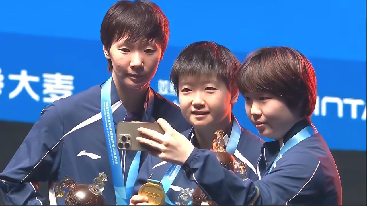 三朵金花，冠亚季军属于中国🇨🇳亚洲杯颁奖台上，莎莎曼昱蒯曼自拍大丫头蒯曼