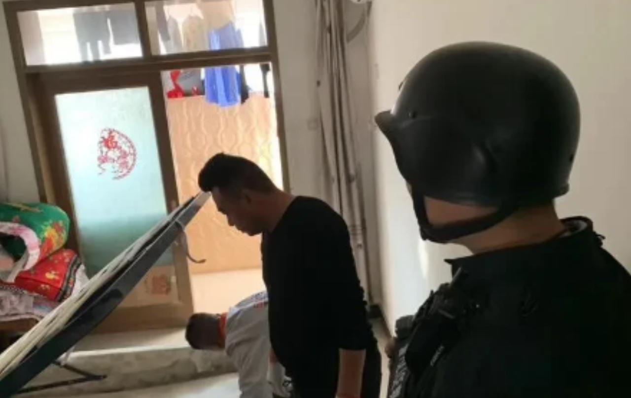 新疆，男子有一套空置的房子，竟然被对门邻居私自占用了3年，还把门锁、窗户、吊顶都