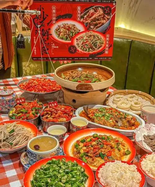 很多网红美食靠营销包装出圈，比如过度美化的图片、排队噱头，实际味道普通甚至踩雷，