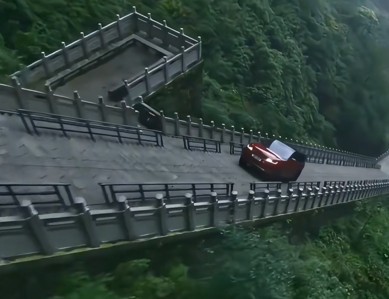 奇瑞这会真的是丢脸丢大了这次路虎是最大的赢家！那个天梯不算是文物吧？不算文物的话