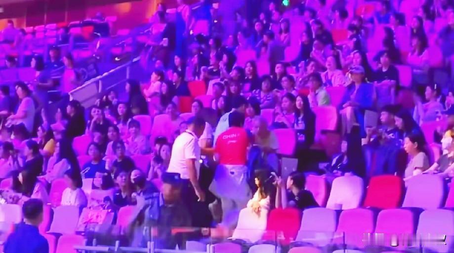 太棒了！干扰比赛的粉丝终于被抓了！昨天莎莎比赛中，有人在莎莎发球的时候喊加