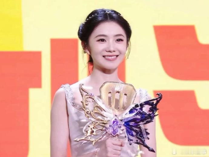 刘浩存出场完全小公主.真的。少女感扑面而来，妥妥现实版在逃公主，每一帧都好看啊[