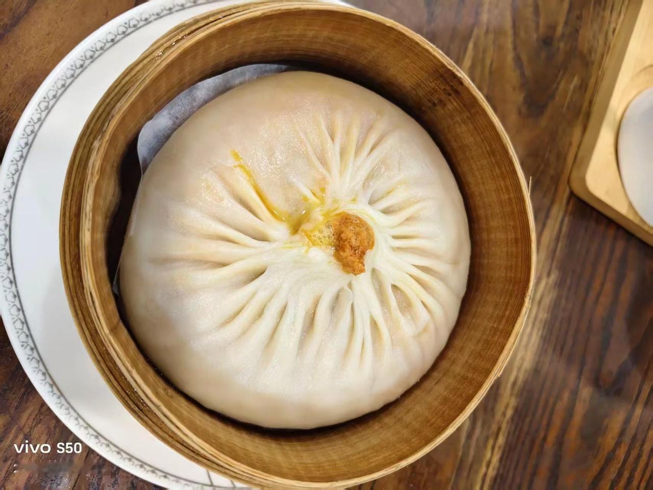 亲自品尝了最具特色的扬州美食，正宗淮扬菜。水包皮，年糕烧黄鱼，炒软兜，桂花糯米藕