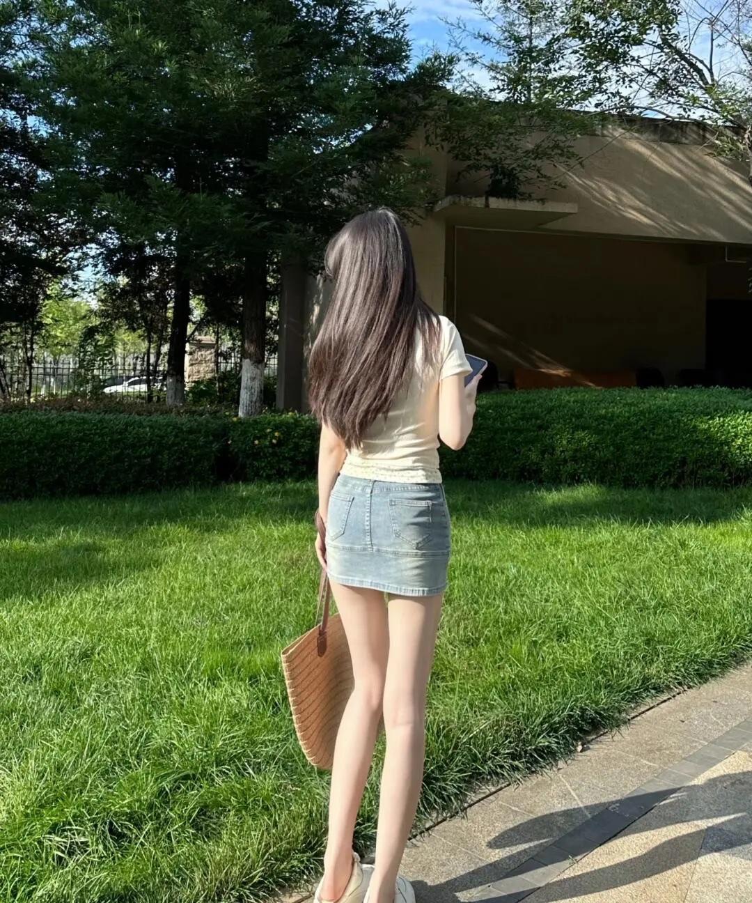 夏日穿搭指南：牛仔短裙+草编包，轻松自在的一天