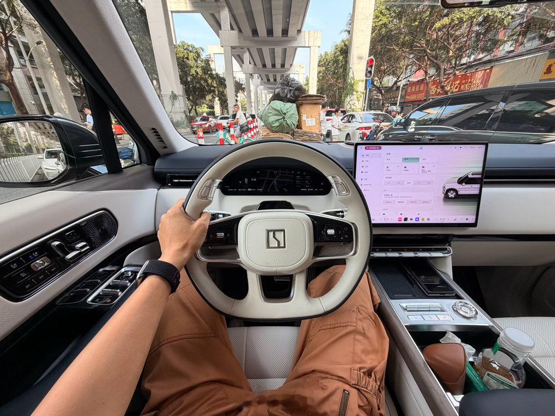 开了一周极氪9X，感受是一流的。围绕驾驶部分的一切，这部车都是全球顶级的，如此庞