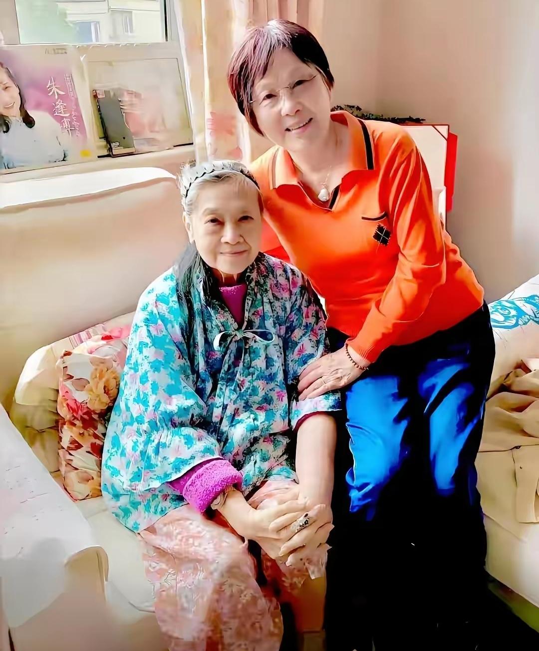 89岁的朱逢博，现在住上海郊区一套200平的复式大房子里，这套房子，是她的儿子施