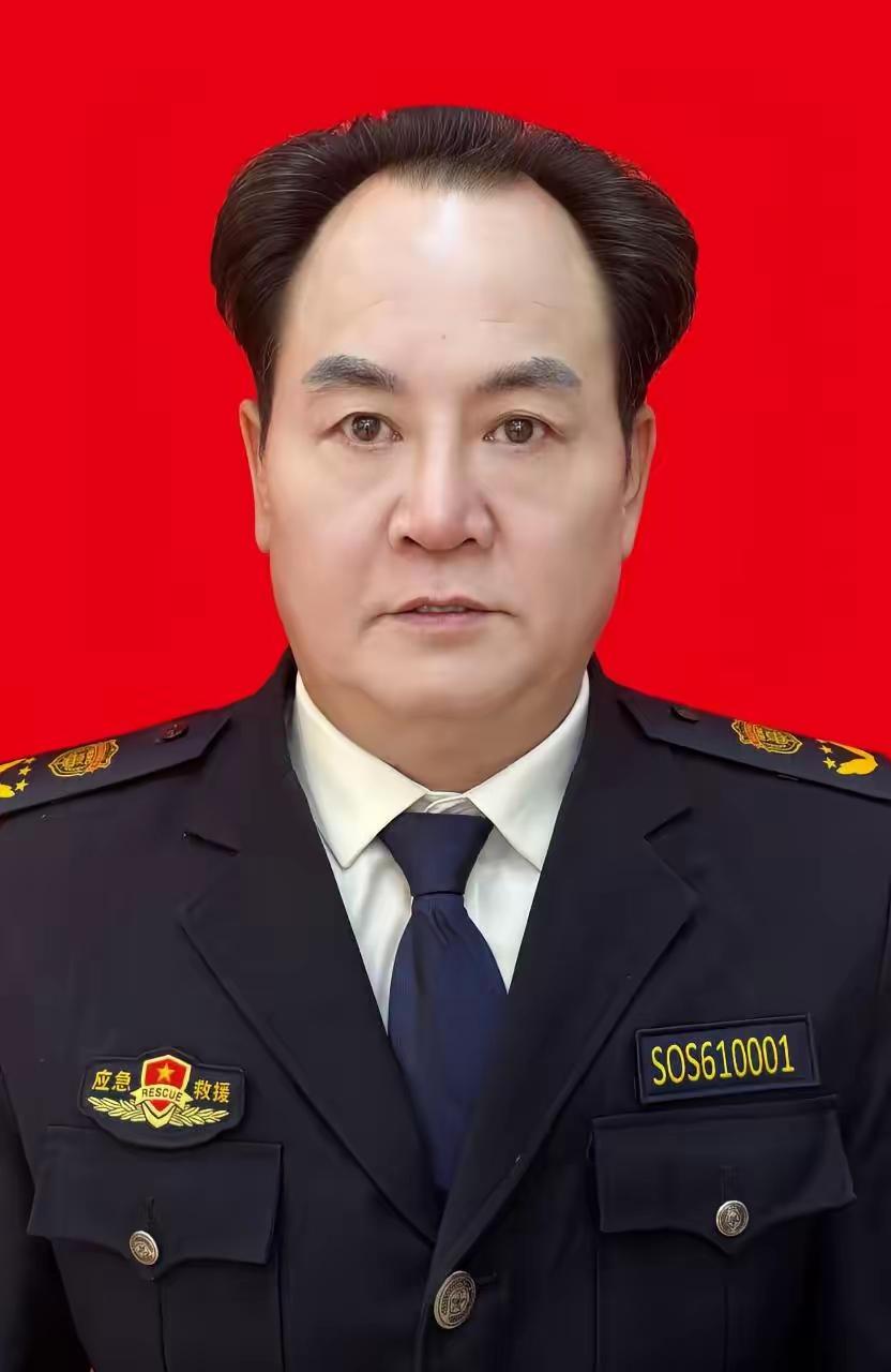 肩章、胸徽、编号、服装一应俱全，这是哪个部门的制服，神通广大，见多识广的网友们，