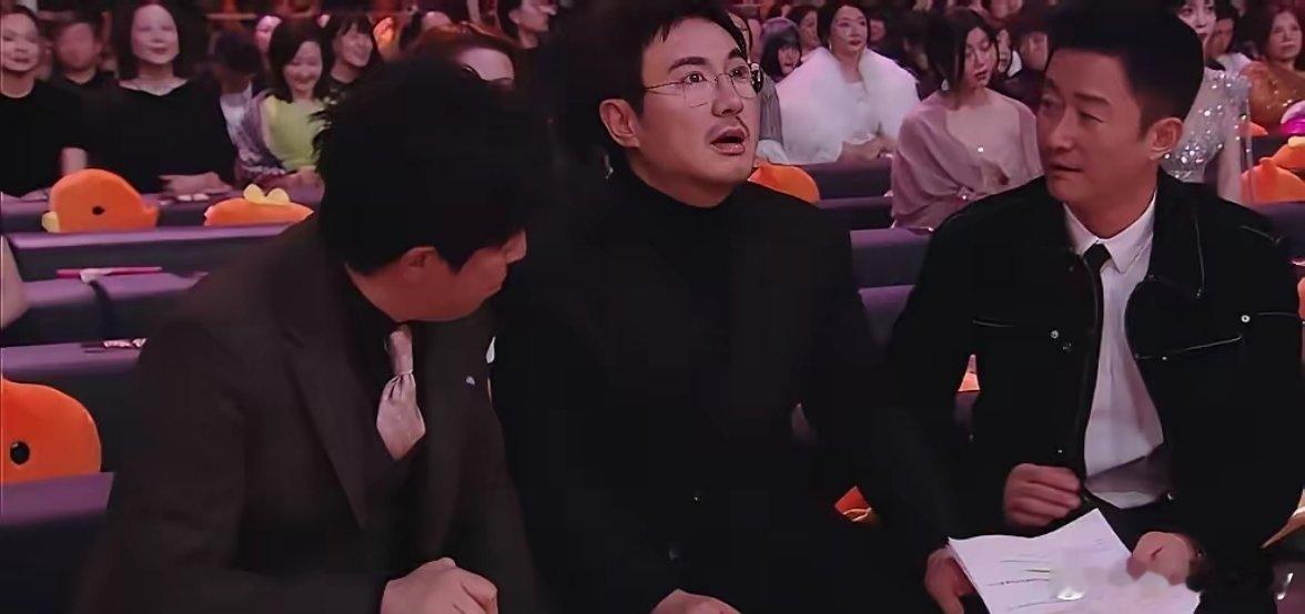 2月5日，沈腾，吴京，黄渤🧣之夜台下拿着纸质流程单努力记词的模样，太搞笑了！因