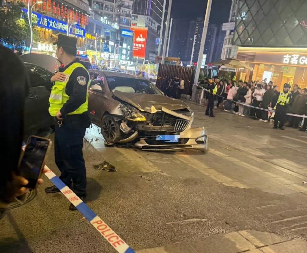 突发！观音桥车祸刷屏，真相太揪心！闹市街头一声巨响，车辆突然失控冲向路人，