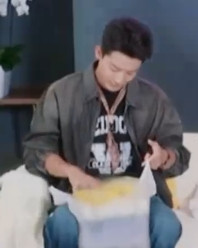 张晚意新造型引发热议，健康肤色尽显男性魅力。其敬业态度与扎实演技获观众认可。