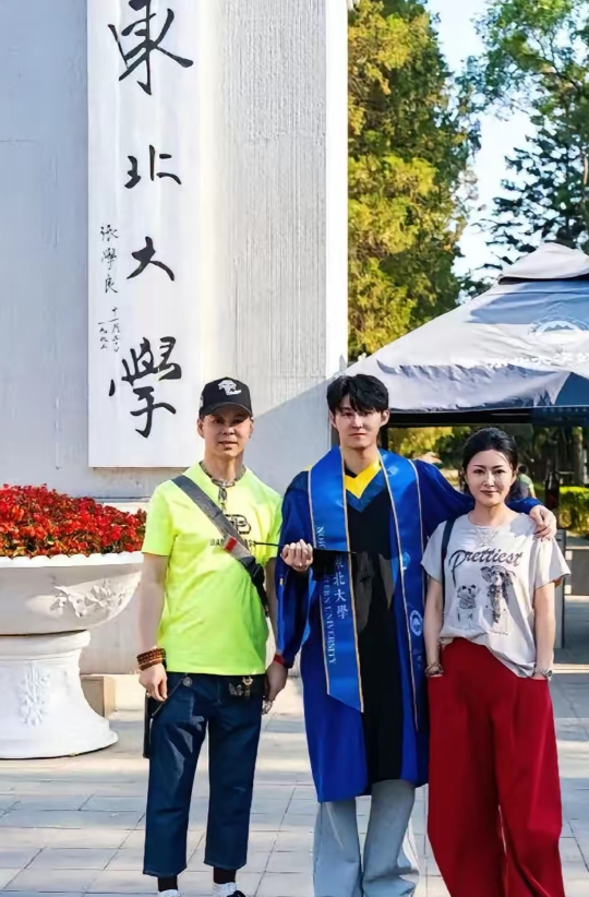 二人转演员养出了东北大学毕业的儿子。王小虎两口子陪孩子毕业季，在学校拍照留念，