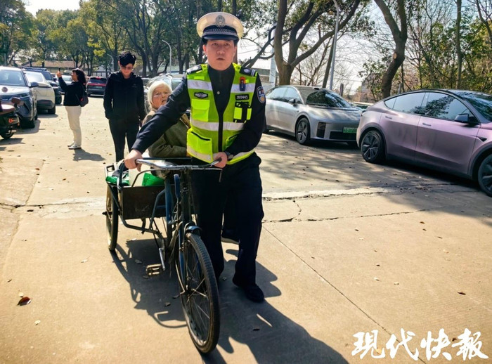 九旬老人蹬小三轮20多里祭扫亡夫：“这是我最后一次来看他了”