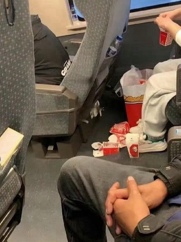我真的好想告诉她高铁一等座的小桌板在哪