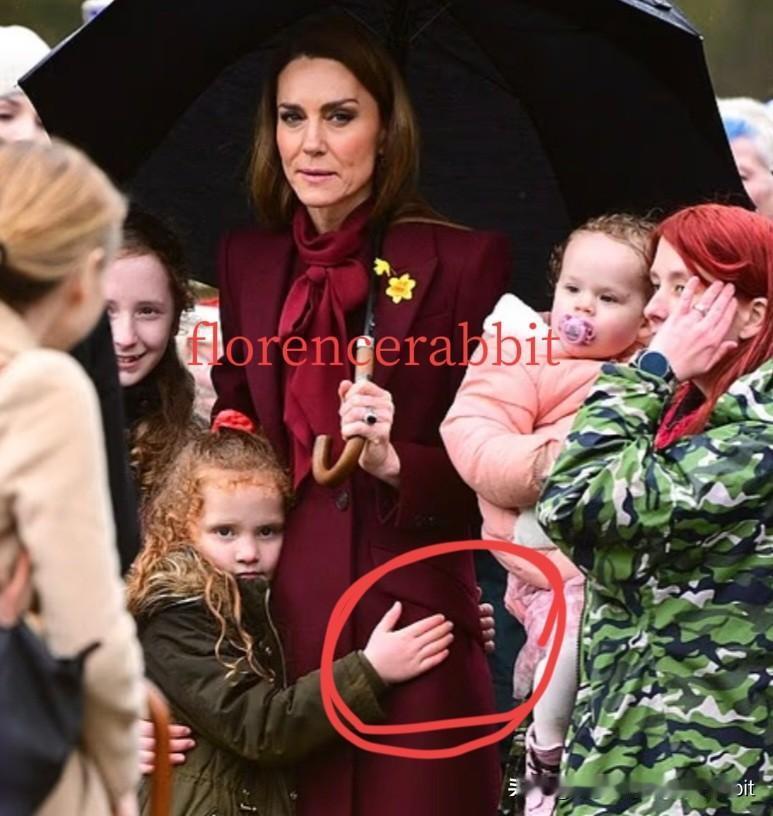 孩子们的天使：凯特❗️孩子们知道谁是真诚善良的人！小女孩主动拥抱她，还从脖子上