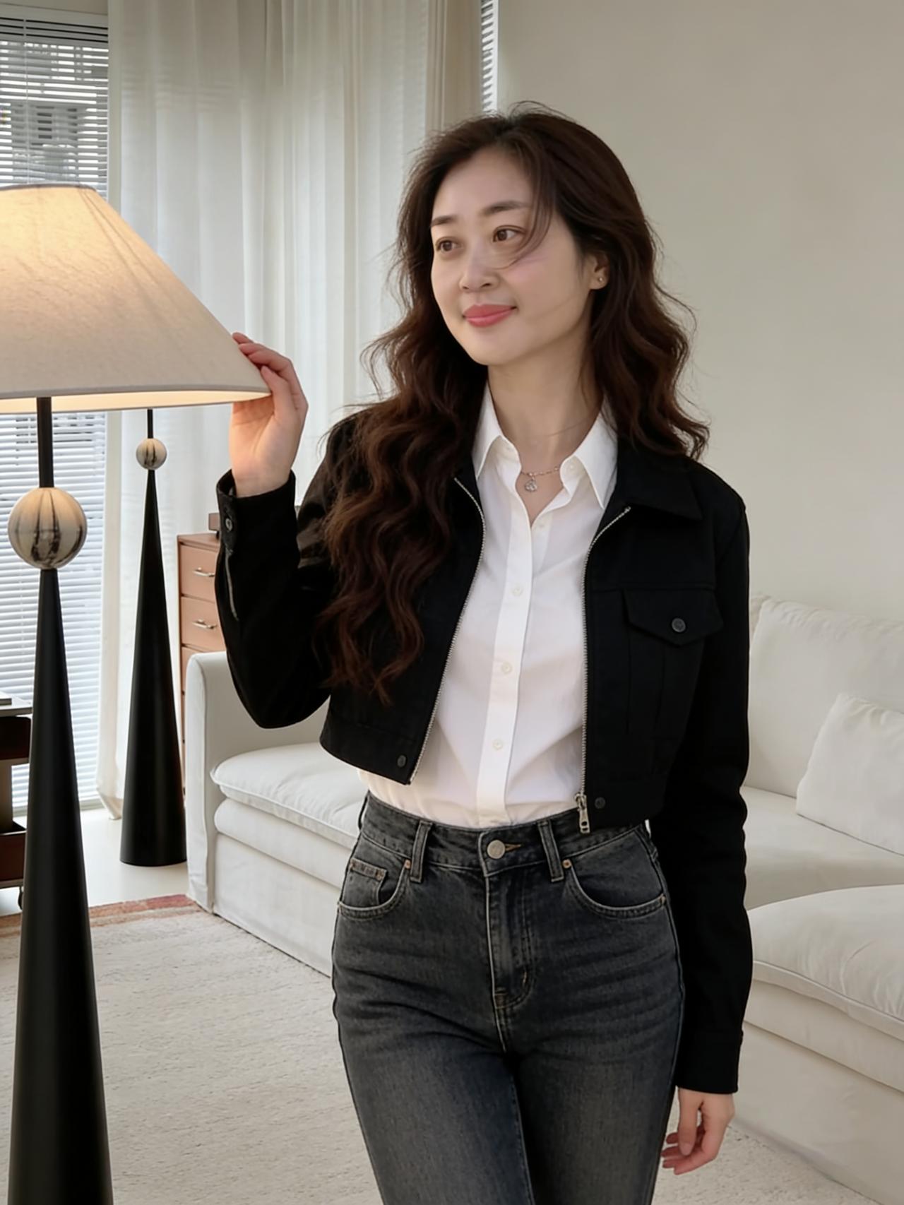 明窗净几室生光，翠袖佳人立侧旁。黑帔裁霜凝峻骨，白衫染雪映清扬。卷云鬓畔风微