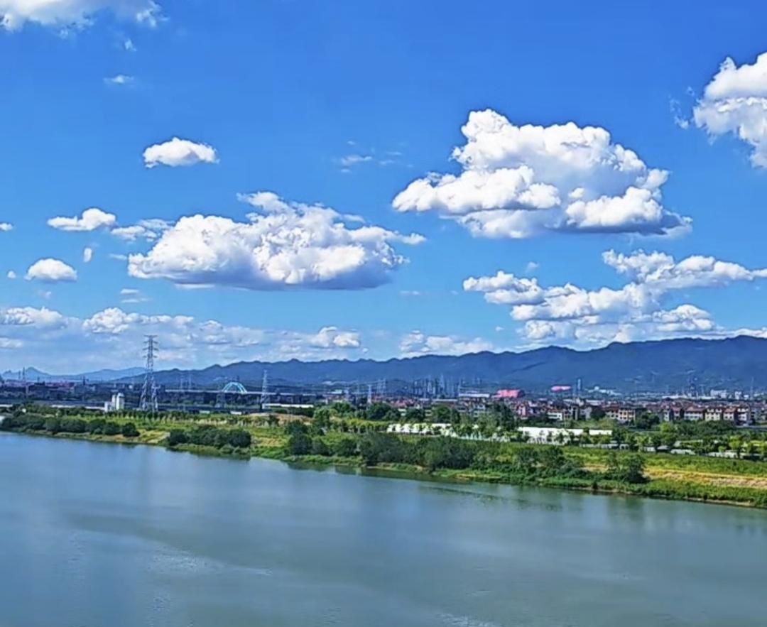 这是从浙江到江西交界处的山村田园风光，这天空之美，真的没有词语来形容。怎么才能看