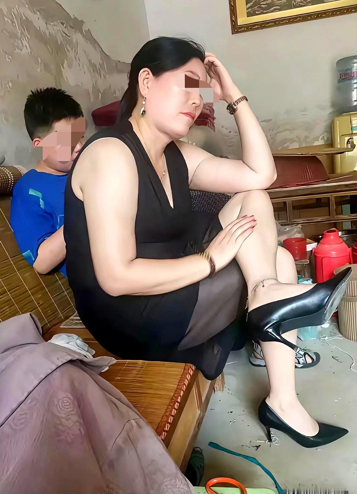 她以为提离婚只是试探，男人却当场签字，亲情和婚姻，像两条轨道瞬间分叉。丈夫月薪