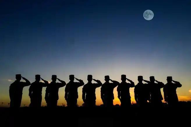 刚刚和一位服役16年的老班长聊天，他纠结半年后，最终在“逐月”和“转业”之间选了