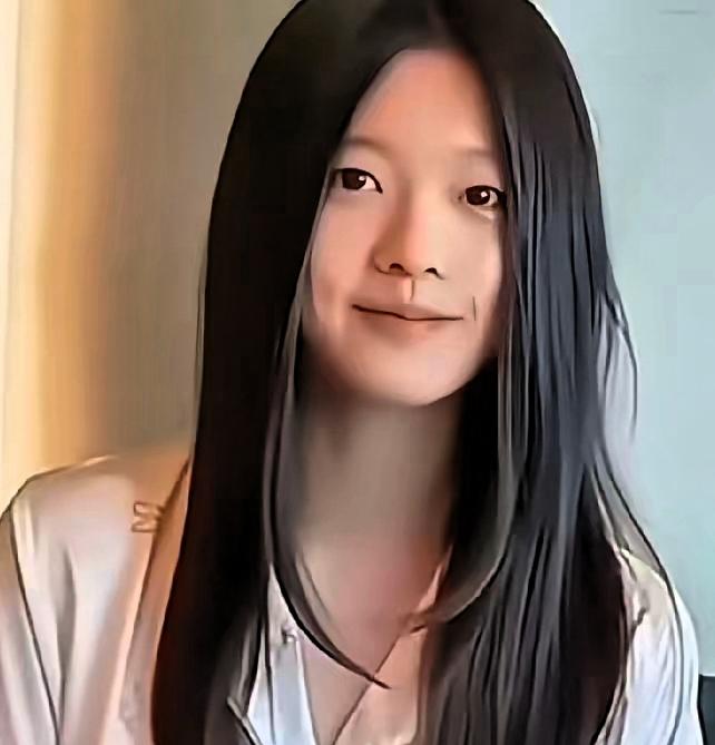 时间过得真快啊，大S的女儿小月儿都这么大了，所有人都觉得她以后不得了，眉眼像极了